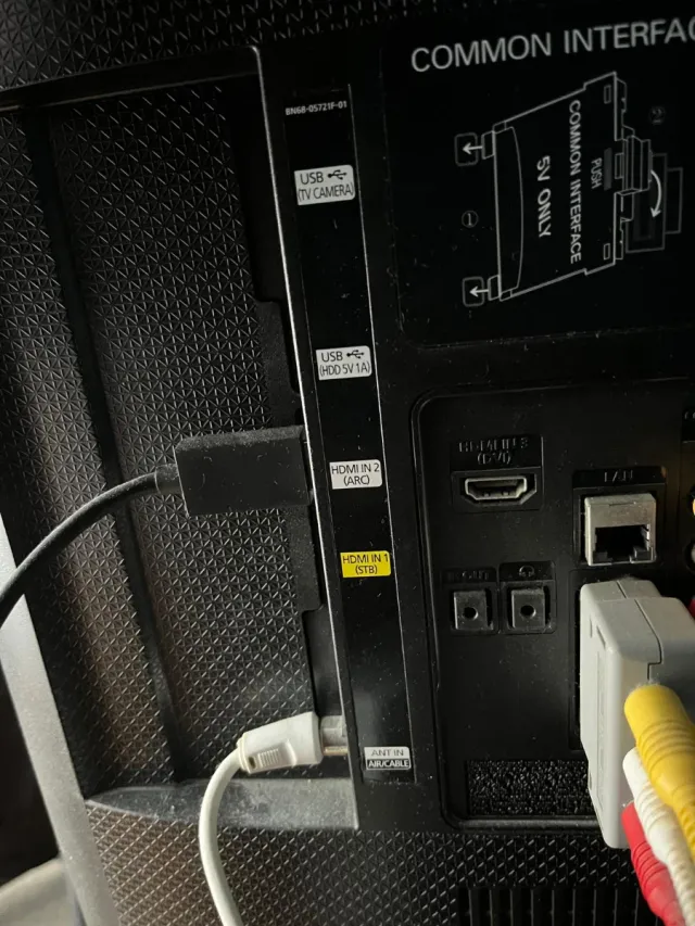 Televisor Negro y Gris