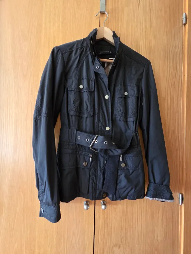 Cazadora Zara negra semiimpermeable