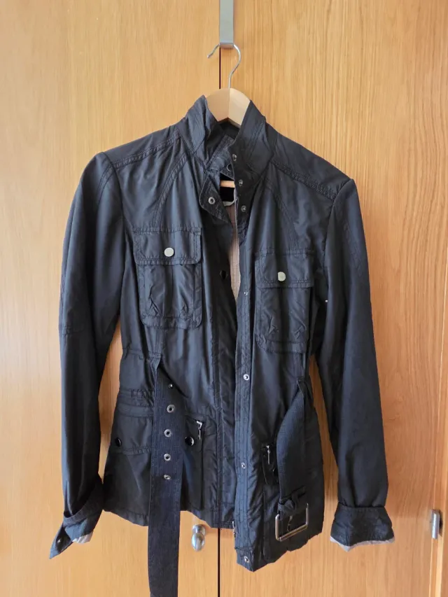 Cazadora Zara negra semiimpermeable