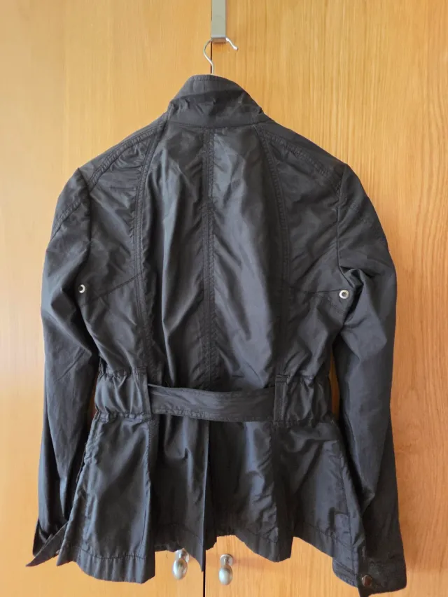 Cazadora Zara negra semiimpermeable