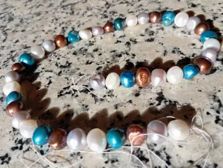 Hilo de perlas naturales multicolor