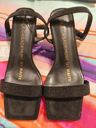 Zapatos de fiesta Lola Casademunt negros.