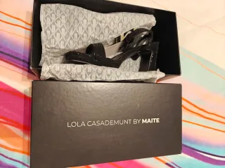 Zapatos de fiesta Lola Casademunt negros.