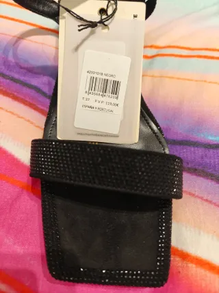 Zapatos de fiesta Lola Casademunt negros.