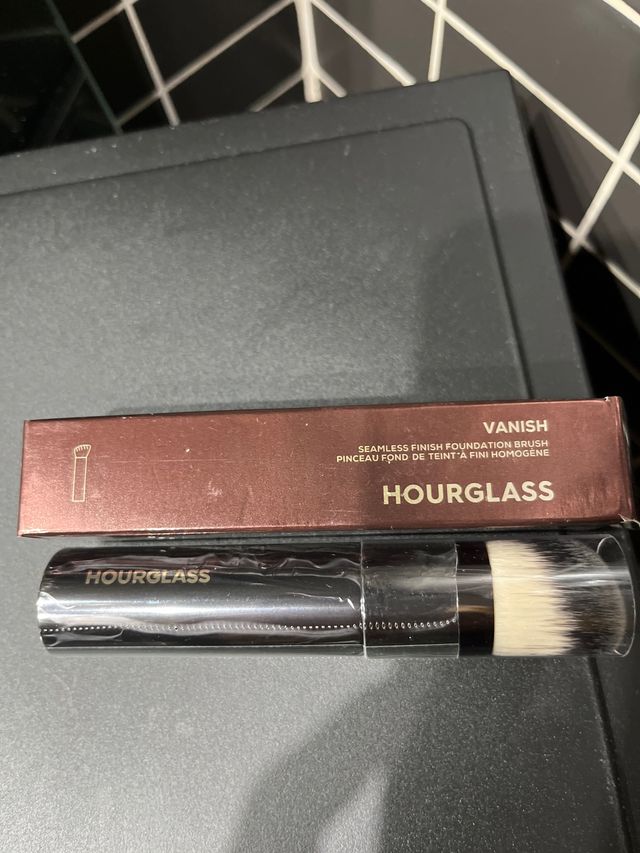 Brocha maquillaje Hourglass Vanish Foundation
