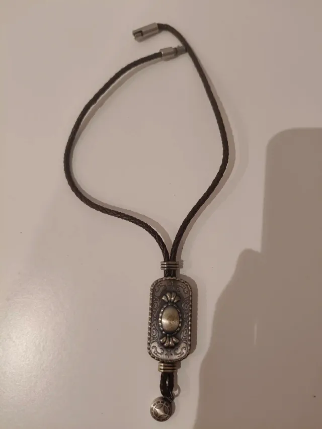 Colgante cuero y metal.20