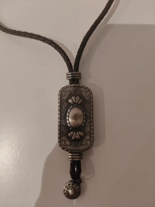 Colgante cuero y metal.20