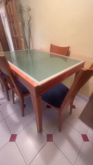 Mesa cristal y madera con 4 sillas