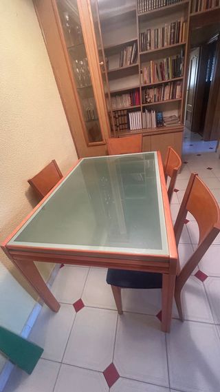 Mesa cristal y madera con 4 sillas