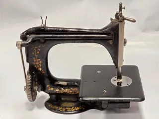 Máquina de coser Antigua SINGER 24-7
