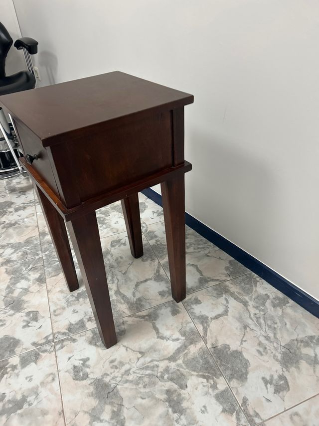 Mesa auxiliar de madera oscura