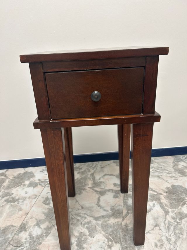 Mesa auxiliar de madera oscura