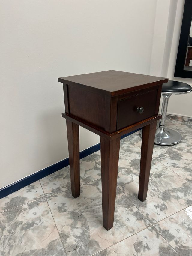Mesa auxiliar de madera oscura