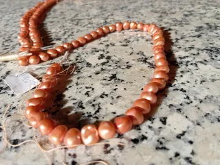 Hilo de perlas naturales naranja y rosa