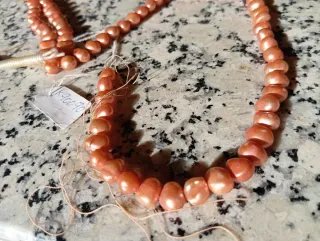 Hilo de perlas naturales naranja y rosa