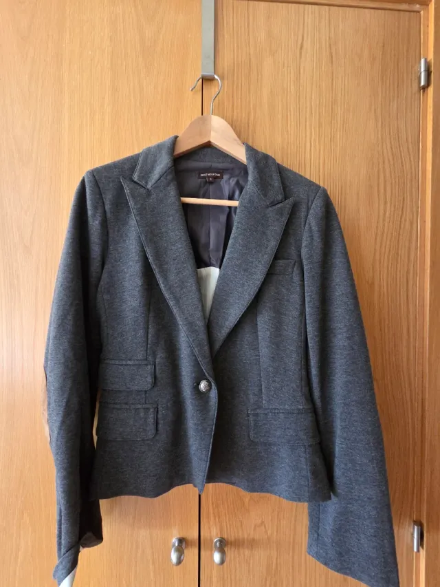 Blazer gris marengo con coderas ante marrón