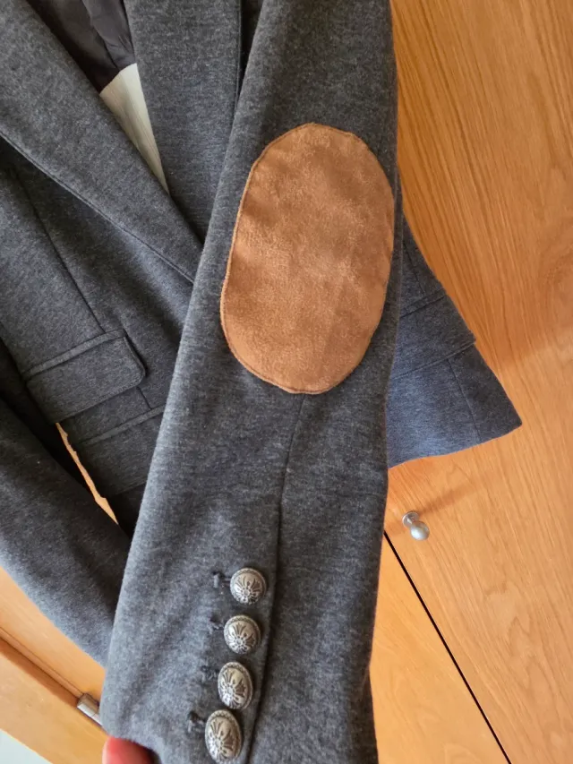 Blazer gris marengo con coderas ante marrón