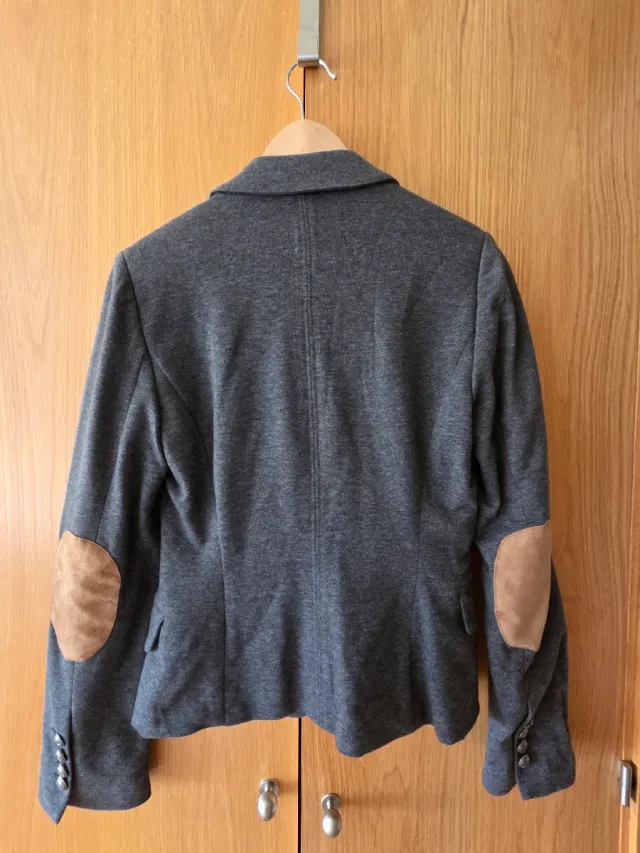 Blazer gris marengo con coderas ante marrón