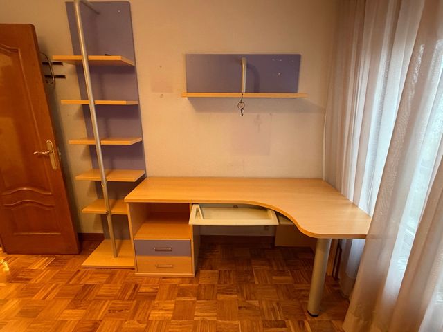 Escritorio con estantería y baldas