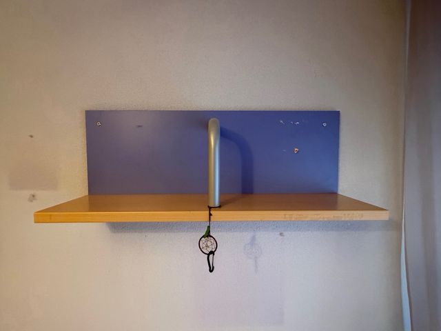 Escritorio con estantería y baldas