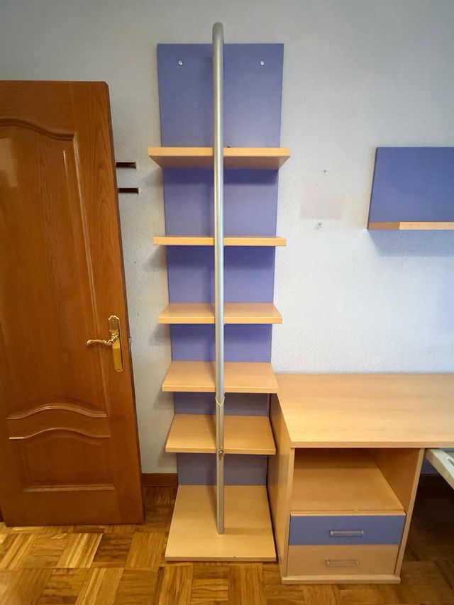 Escritorio con estantería y baldas