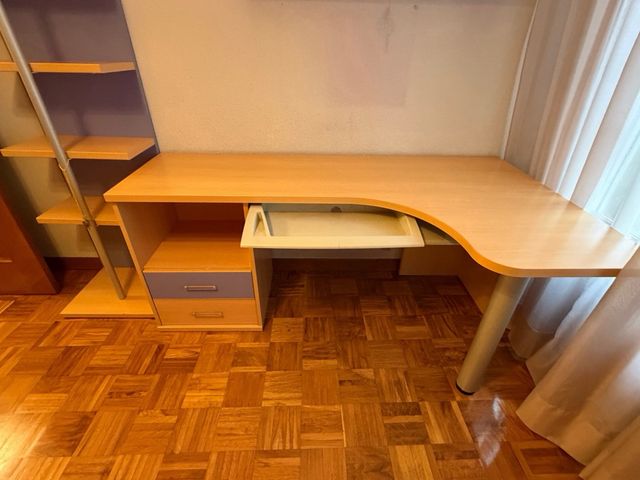 Escritorio con estantería y baldas