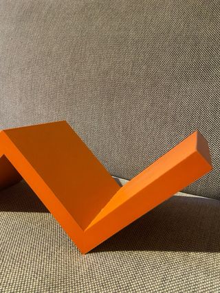 Estante Zigzag / escalera naranja