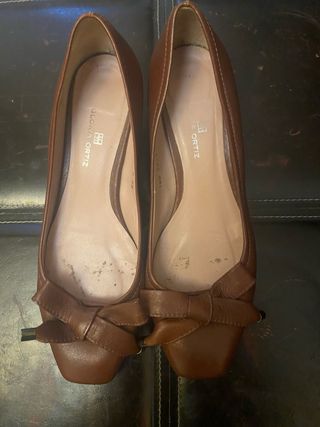 Zapatos tacón bajo Gloria Ortiz marrones
