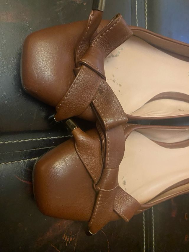 Zapatos tacón bajo Gloria Ortiz marrones