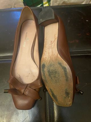 Zapatos tacón bajo Gloria Ortiz marrones