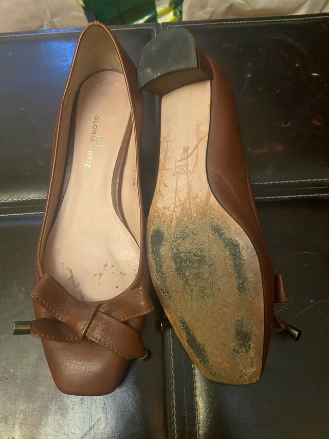 Zapatos tacón bajo Gloria Ortiz marrones