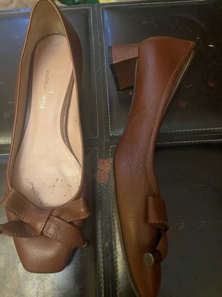 Zapatos tacón bajo Gloria Ortiz marrones