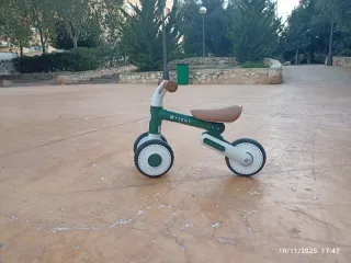 Triciclo correpasillos infantil