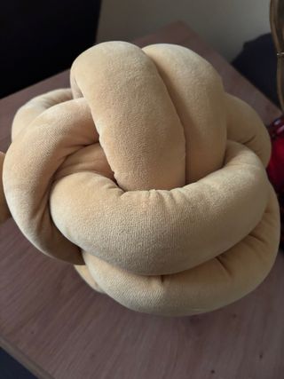 Cojín Nudo Decorativo amarillo