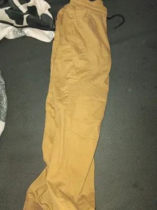 Pantalones cargo beige con cordón