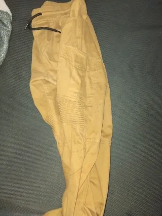 Pantalones cargo beige con cordón
