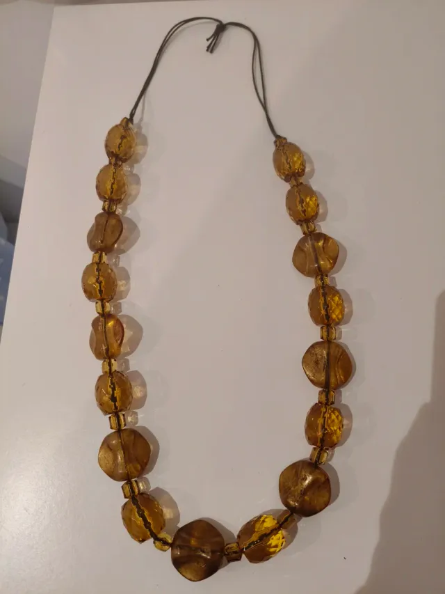 Precioso collar largo de cristales color ámbar.