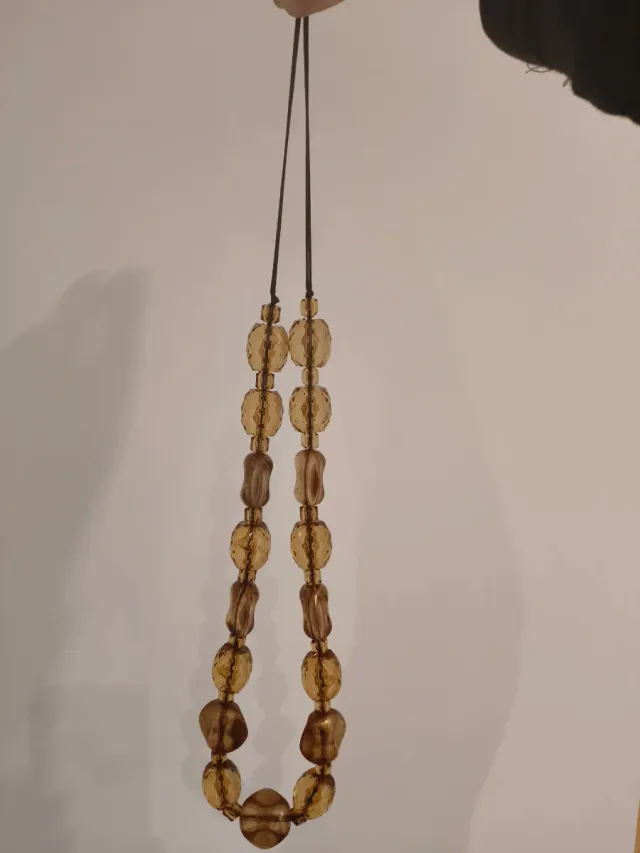 Precioso collar largo de cristales color ámbar.