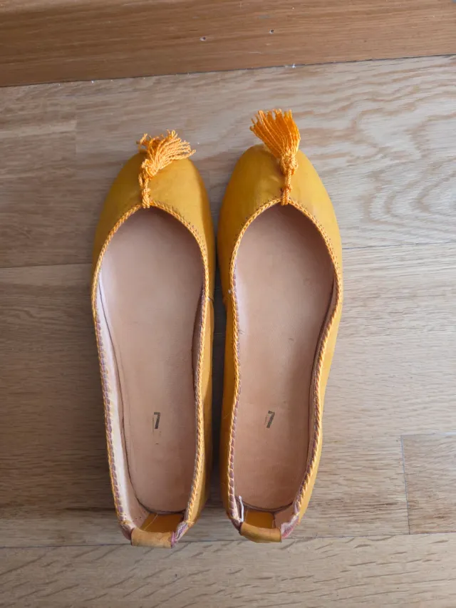 Bailarinas de cuero amarillas con borla talla 37