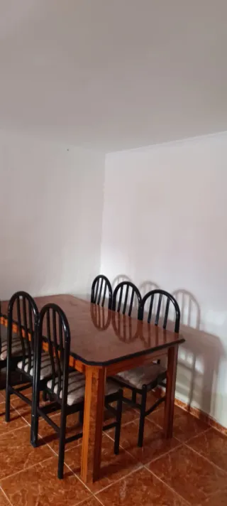Mesa comedor y sillas seminuevas