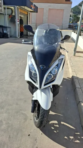 Escúter blanco con maletero marca Kymco