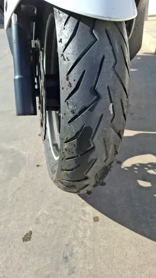 Escúter blanco con maletero marca Kymco