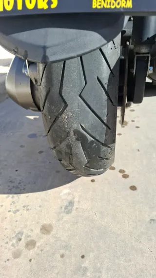 Escúter blanco con maletero marca Kymco