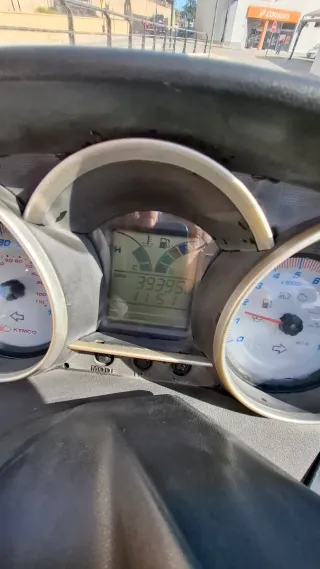 Escúter blanco con maletero marca Kymco