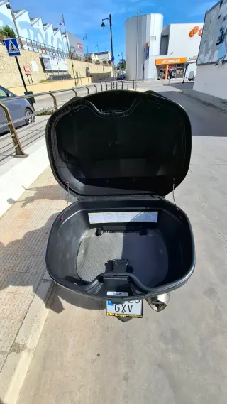 Escúter blanco con maletero marca Kymco