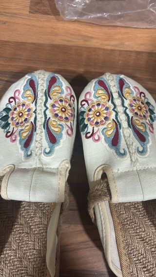 Sandalias de esparto cerradas bordadas