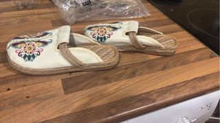 Sandalias de esparto cerradas bordadas