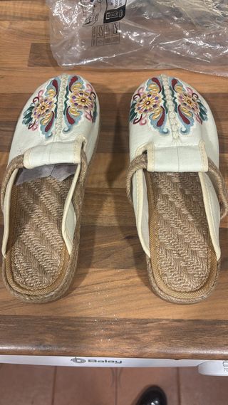 Sandalias de esparto cerradas bordadas