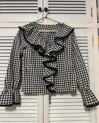 Blusa cuadros blanco y negro con volantes