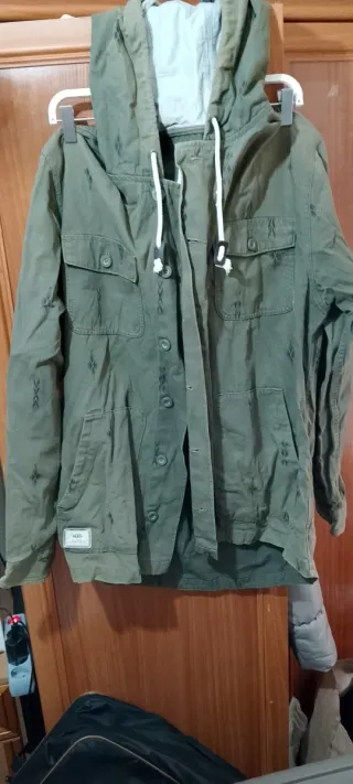 Casaca Vans con capucha y bolsillos